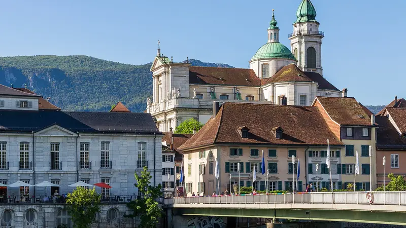 St.-Ursen-Kathedrale und Häuser an der Aare in Solothurn